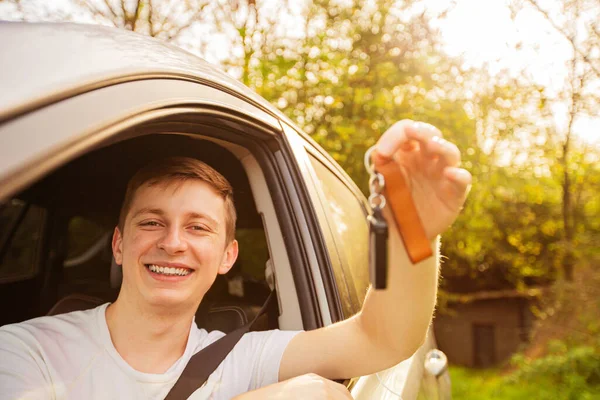 Αρχάριος Οδηγός Κρατάει Κλειδιά Του Αυτοκινήτου Από Παράθυρο Και Χαμογελάει Royalty Free Φωτογραφίες Αρχείου