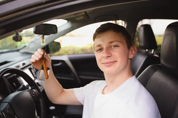 Χαμογελώντας Novice Οδηγός Κρατώντας Κλειδιά Του Αυτοκινήτου Από Πρώτο Του Φωτογραφία Αρχείου