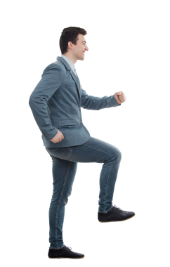 Kendine güvenen işadamı gülümseyerek başarıya giden yaratıcı merdivenlere basıyor. Şeffaf arkaplanda tam boy portre izole edildi