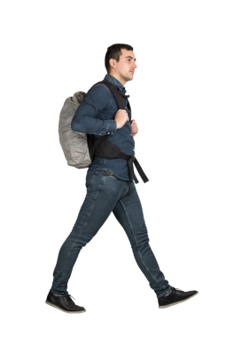 Tam boy portre Genç adam gezgin yan görünümü Sırt çantası gibi yürür