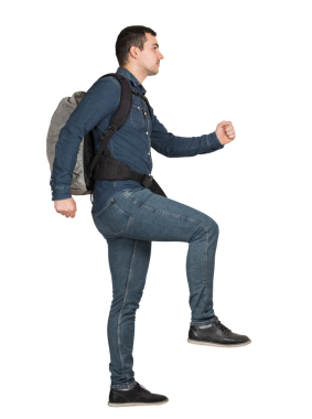 Sırt çantası taşıyan genç bir gezgin, şeffaf arka planda izole edilmiş, kenar manzaralı bir merdivene tırmanmaya başlar. Başarıya giden kariyer basamakları kavramı