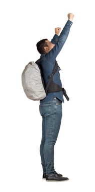 Sırt çantalı genç bir adamın, şeffaf bir arkaplanda izole edilmiş zaferini kutlarken yan görüntüsü. Konseptin üstesinden gelmek, kazanmak ve başarı. Hedefe ulaşan adam