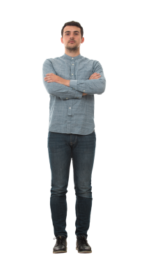 Kameraya bakan, elleri çaprazlanmış, şeffaf bir arkaplanda duran ciddi bir gencin tam boy portresi. Güven ve karizma