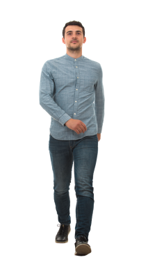 Şeffaf arka planda tek başına yürüyen gülümseyen bir adamın tam boy portresi.