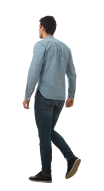 Şeffaf arka planda tek başına yürüyen genç bir iş adamının tam boy dikiz görüntüsü.