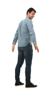 Saydam bir arka planda izole edilmiş bir şeyden korkan korkmuş genç bir adamın uzun bir portresi.