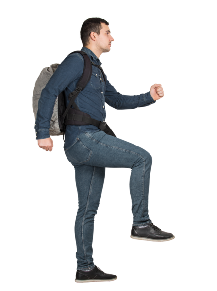 Sırt çantası taşıyan genç bir gezgin, şeffaf arka planda izole edilmiş, kenar manzaralı bir merdivene tırmanmaya başlar. Başarıya giden kariyer basamakları kavramı