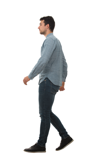 Şeffaf arka planda tek başına yürüyen kendinden emin bir adamın tam boy kenar görünüm portresi