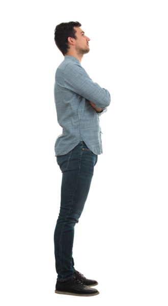 Şeffaf arka planda soyutlanmış, elleri çapraz duran, ciddi bir gencin tam boy yan görünüm portresi. Güven ve karizma