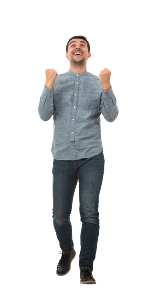 Heyecanlı genç bir iş adamının uzun bir portresi yumruklarını sıkıca tutuyor ve şeffaf bir arkaplanda izole edilmiş bir kazanan gibi kutluyor.