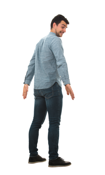 Saydam bir arka planda izole edilmiş bir şeyden korkan korkmuş genç bir adamın uzun bir portresi.