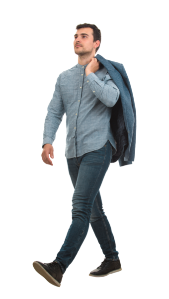 Sırtında ceketini taşıyan gururlu genç bir işadamının yan görünüşü. Şeffaf bir arka planda, kendinden emin bir şekilde yürüyor.