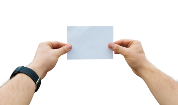 Saydam bir arkaplanda izole edilmiş boş bir kâğıt çarşaf tutan adam elleri. İş konsepti