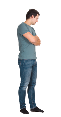 Düşünceli genç adam elleri çaprazlanmış, şeffaf arka planda izole bir şekilde aşağıya bakarken tam boy yan görünüm portresi.