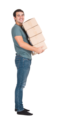 Karton kutuları taşıyan ve yükleyen genç adamın tam boy portresi. Eşyalarımı toplayıp yeni bir eve taşınıyorum. Seyahate hazırım.