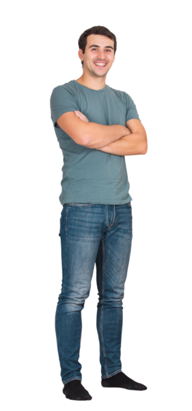 Heyecanlı, gülümseyen genç bir adamın tam boy portresi, kollarını şeffaf arka planda kapalı tutuyor. Kendine güveni tam, elleri çapraz duran erkek.