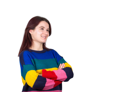 Neşeli, kendine güvenen genç kadın ellerini çapraz tutuyor.