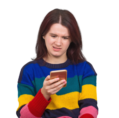 Şaşkın kadının akıllı telefonunu kullanması, şeffaf arkaplanda şüpheli bir duygu yaratıyor.