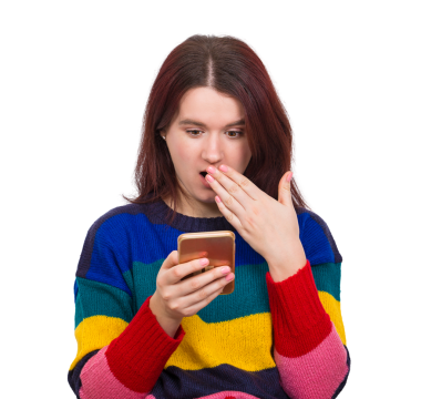 Şaşırmış genç bir kadın telefonunu karıştırırken ağzını eliyle kapatıyor. Şaşırmış bir kızın portresi. Sersemlemiş ve şok olmuş kadın duyguları.