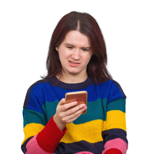 Şaşkın kadının akıllı telefonunu kullanması, şeffaf arkaplanda şüpheli bir duygu yaratıyor.