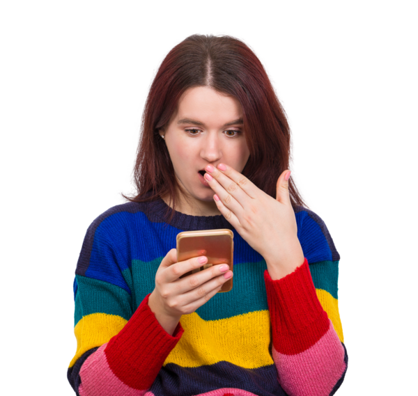 Şaşırmış genç bir kadın telefonunu karıştırırken ağzını eliyle kapatıyor. Şaşırmış bir kızın portresi. Sersemlemiş ve şok olmuş kadın duyguları.