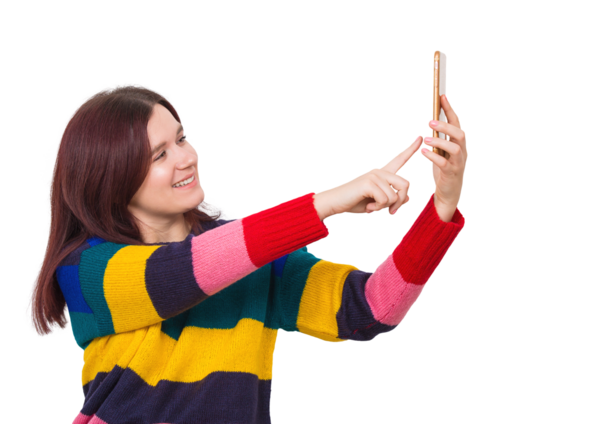 Renkli süveter giyen pozitif genç bir kadın fotoğraf çekmek için telefonunu işaret ediyor. Neşeli, kaygısız bir kadın, şeffaf arka planda izole edilmiş bir selfie çekiyor.