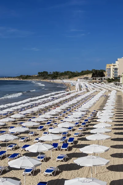 黑海旅游胜地有雨伞的海滩 — 图库照片
