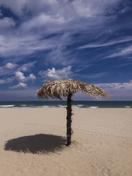Paraguas Hermosa Playa —  Fotos de Stock