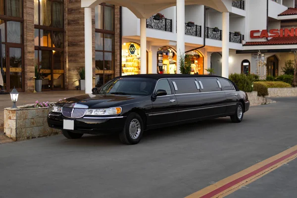 奢华的黑色豪华轿车在酒店前等候 — 图库照片