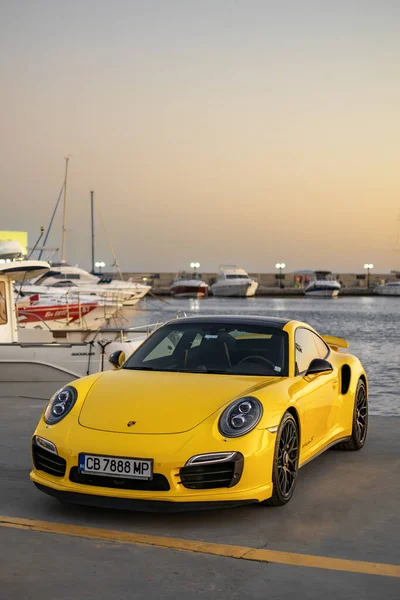 Gelber Porsche 911 Turbo Bei Sonnenuntergang — Stockfoto