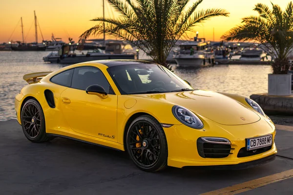 Sarı Porsche 911 Turbo S gün batımında