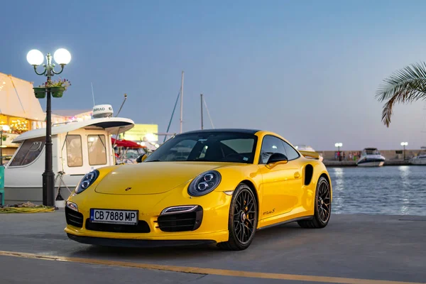 Sarı Porsche 911 Turbo S gün batımında