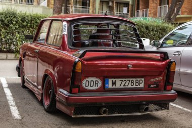 Kırmızı Trabant 601 şehrin otoparkında.