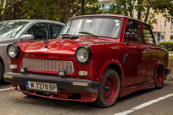 Red Trabant 601 Estacionamiento Ciudad — Foto de Stock