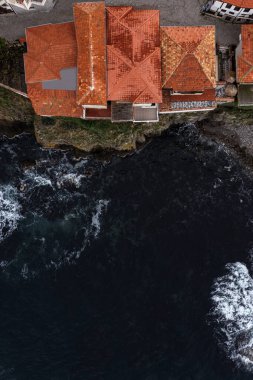 Bulgaristan 'ın Sozopol kentinde deniz kıyısındaki uçurum kenarındaki evlerin havadan görüntüsü