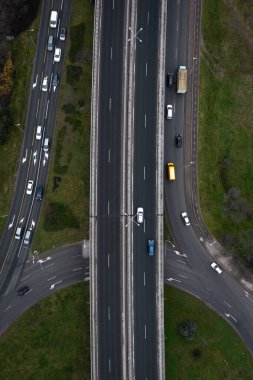 Bulgaristan 'ın Burgaz kentindeki banliyö yolu ve kavşağının hava manzarası