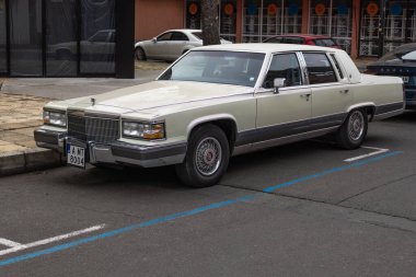 Bulgaristan 'ın Nesebar kentinde sokaktaki klasik retro Cadillac.