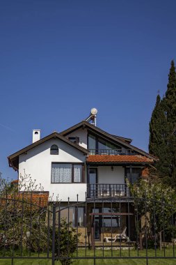 Deniz tatil beldesi Ravda Bulgaristan 'da güneşli bir günde lüks bir ev