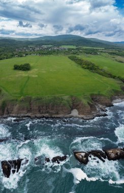 Bulgaristan 'ın Varvara kenti yakınlarındaki kayalıklara, büyük dalgalara ve güzel kayalık plajlara hava manzarası