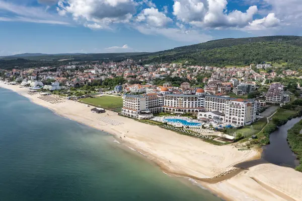 Bulgaristan 'ın Karadeniz kıyısındaki Obzor tatil beldesine hava manzarası