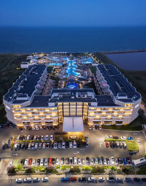 Bulgaristan 'ın Karadeniz kentinde geceleri hava manzaralı lüks otel dalgaları beldesi