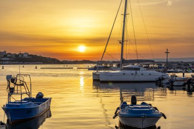 Bulgaristan 'ın Nessebar limanında yaz günbatımı