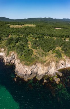 Bulgaristan 'ın Sozopol kenti yakınlarındaki güzel kayalık plajın havadan görüntüsü