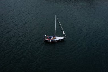 Denizdeki yelkenli yatının havadan görünüşü