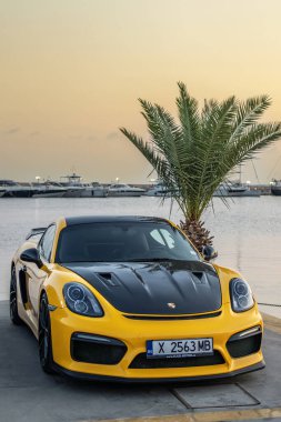 Marina Dinevi, Sveti Vlas, Burgaz, Bulgaristan - 20.2024 Temmuz, Günbatımında Sarı Porsche 911 Turbo S