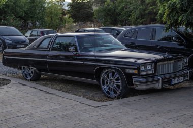 Karadeniz kıyısındaki Sveti Vlas, Burgaz, Bulgaristan 'da 1976 Siyah Buick Electra Limited