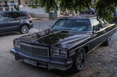 Karadeniz kıyısındaki Sveti Vlas, Burgaz, Bulgaristan 'da 1976 Siyah Buick Electra Limited