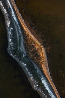 Bulgaristan 'ın Pomorie kenti yakınlarındaki tuz gölündeki bir adanın hava görüntüsü