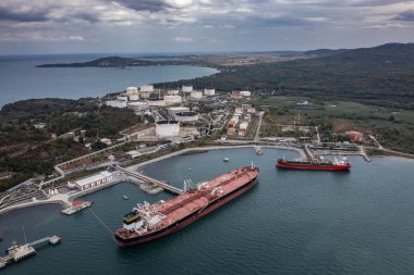 Bulgaristan 'ın Burgaz kenti yakınlarındaki Karadeniz kıyısındaki bir petrol rafinerisi olan Lukoil' in hava manzarası