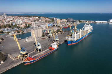 Burgaz, Bulgaristan - 24 Eylül 2024: Bulgaristan 'ın Burgaz limanındaki kargo gemisine hava görünümü